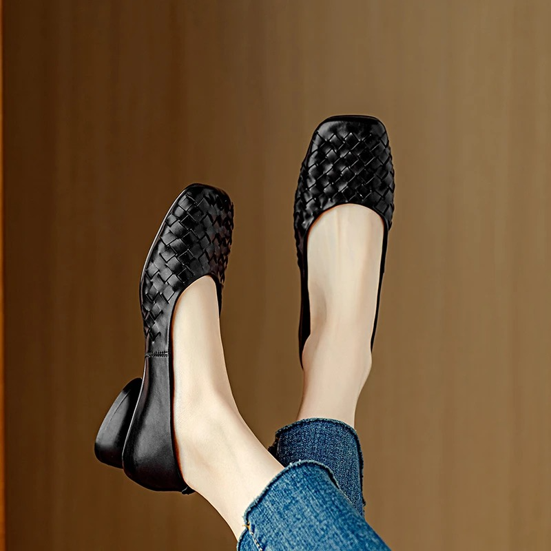 Black / 10